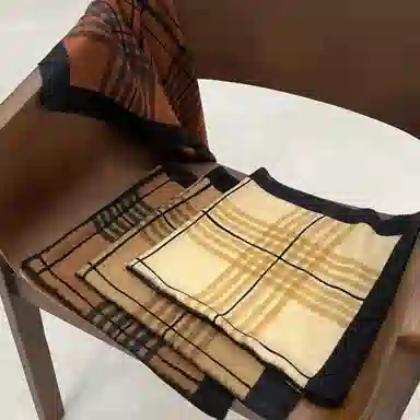 山一丸 丝羊毛方巾字母装饰领巾线条秋冬 羊绒 丝巾 女款