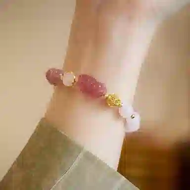 金戟 有钱花 新中式国潮轻奢小众设计招财纳福貔貅少女感高级甜美粉色桃花系时尚百搭锁好运天然 草莓晶 手串 女款