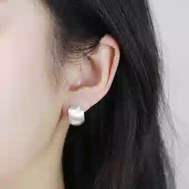 925