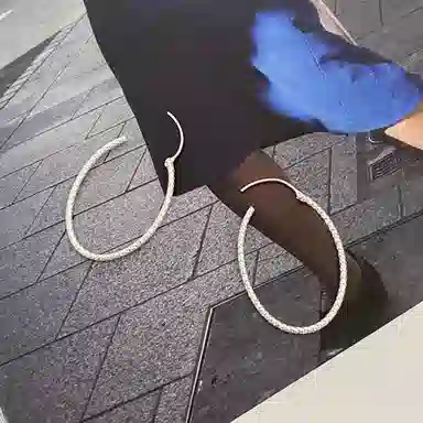 925