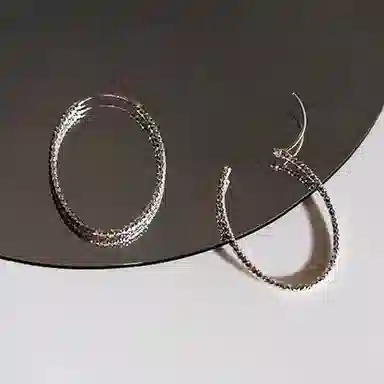 925