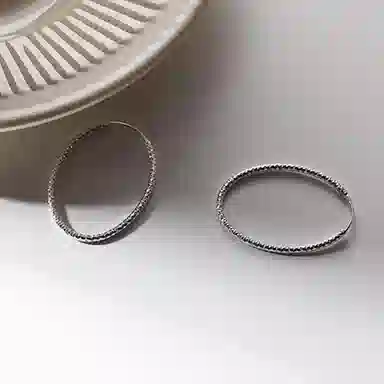 925