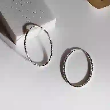 925