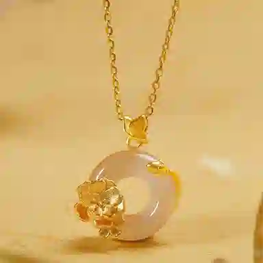 庆大福 蝶恋花系列 桃花平安扣新中式国风森系清冷设计 贵气时髦显白百搭#好运 玉髓 项链 女款