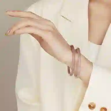 六桂福 福韵金 荆棘玫瑰 精致轻奢时尚优雅气质 小清新简约小众高级感设计 琉璃 手镯 女款