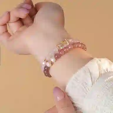 【甜心魔法】 指尖瑰宝 怦然心动浪漫能量甜蜜续费招正缘桃花事业充能缓解压力自信强大美好如约而至日常百搭#好运天然 草莓晶 手串 女款