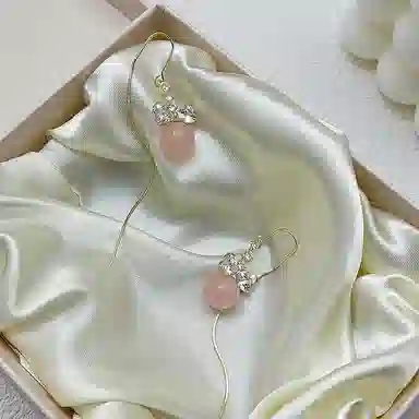 双生恋 蝴蝶结粉色珠珠长款显脸瘦小众设计感百搭时尚精致日常通勤约会轻奢高级感 铜 锆石 耳线 女款