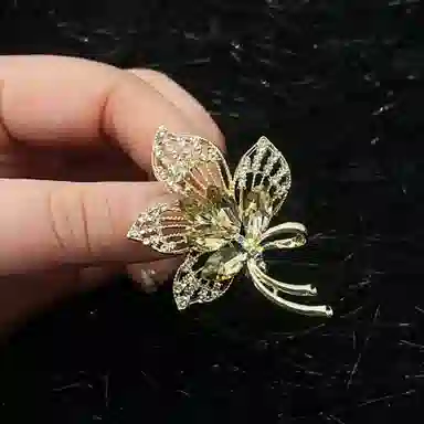 【黄色枫叶】 指尖瑰宝 中式镂空高级感轻奢高档花朵胸花压襟衣饰别针西装大衣百搭单品 合金 胸针 男女同款情侣款