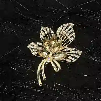 【黄色枫叶】 指尖瑰宝 中式镂空高级感轻奢高档花朵胸花压襟衣饰别针西装大衣百搭单品 合金 胸针 男女同款情侣款