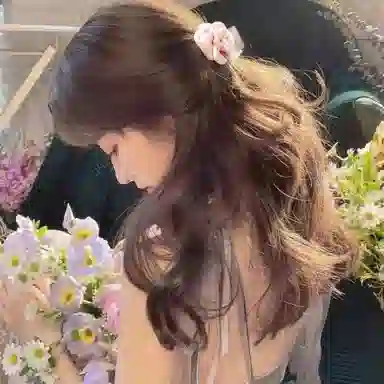 水中玉 山茶花半扎发抓夹气质浪漫绸面花朵鲨鱼夹子发卡发饰高级感头饰 亚克力 发夹 女款