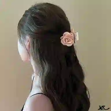 水中玉 山茶花半扎发抓夹气质浪漫绸面花朵鲨鱼夹子发卡发饰高级感头饰 亚克力 发夹 女款