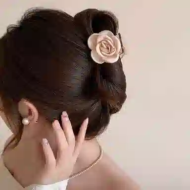 水中玉 山茶花半扎发抓夹气质浪漫绸面花朵鲨鱼夹子发卡发饰高级感头饰 亚克力 发夹 女款