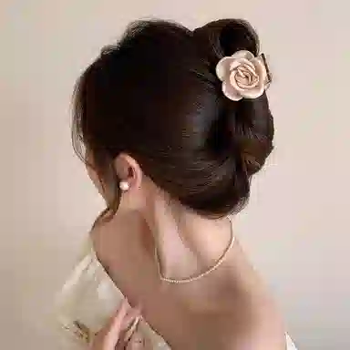 水中玉 山茶花半扎发抓夹气质浪漫绸面花朵鲨鱼夹子发卡发饰高级感头饰 亚克力 发夹 女款