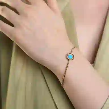 925