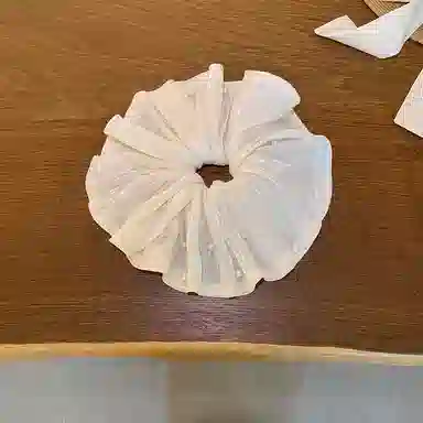 芒果饰品 流光褶皱珍珠裙摆大肠 布艺 发圈 女款