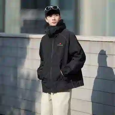 巴塞罗那足球俱乐部 户外城市机能风队徽印花活片剪裁明线设计带帽沿薄款外套宽松百搭双拉链 超轻透气防紫外线凉感防晒防晒服 男女同款