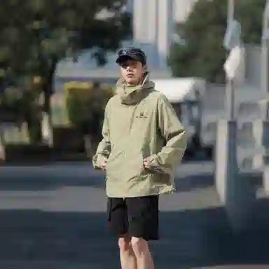 巴塞罗那足球俱乐部 户外城市机能风队徽印花活片剪裁明线设计带帽沿薄款外套宽松百搭双拉链 超轻透气防紫外线凉感防晒防晒服 男女同款