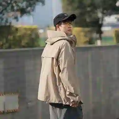 巴塞罗那足球俱乐部 户外城市机能风队徽印花活片剪裁明线设计带帽沿薄款外套宽松百搭双拉链 超轻透气防紫外线凉感防晒防晒服 男女同款