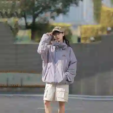 巴塞罗那足球俱乐部 户外城市机能风队徽印花活片剪裁明线设计带帽沿薄款外套宽松百搭双拉链 超轻透气防紫外线凉感防晒防晒服 男女同款