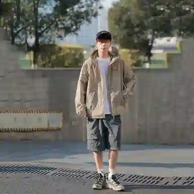 巴塞罗那足球俱乐部 户外城市机能风队徽印花活片剪裁明线设计带帽沿薄款外套宽松百搭双拉链 超轻透气防紫外线凉感防晒防晒服 男女同款