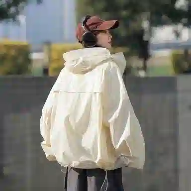 巴塞罗那足球俱乐部 户外城市机能风队徽印花活片剪裁明线设计带帽沿薄款外套宽松百搭双拉链 超轻透气防紫外线凉感防晒防晒服 男女同款