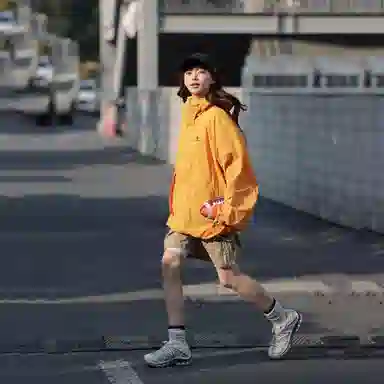 巴塞罗那足球俱乐部 户外城市机能风队徽印花活片剪裁明线设计带帽沿薄款外套宽松百搭双拉链 超轻透气防紫外线凉感防晒防晒服 男女同款