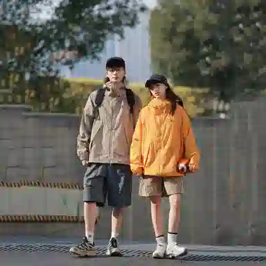 巴塞罗那足球俱乐部 户外城市机能风队徽印花活片剪裁明线设计带帽沿薄款外套宽松百搭双拉链 超轻透气防紫外线凉感防晒防晒服 男女同款