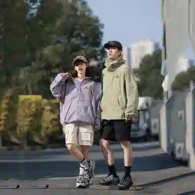 巴塞罗那足球俱乐部 户外城市机能风队徽印花活片剪裁明线设计带帽沿薄款外套宽松百搭双拉链 超轻透气防紫外线凉感防晒防晒服 男女同款