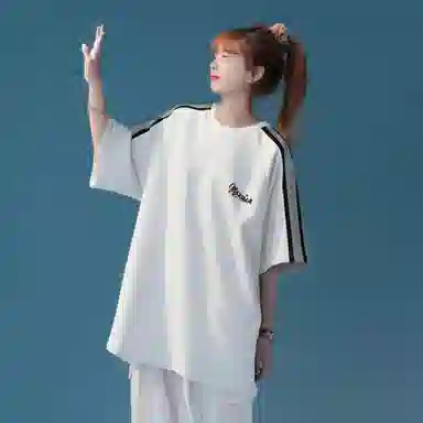 maxim's de paris logoT