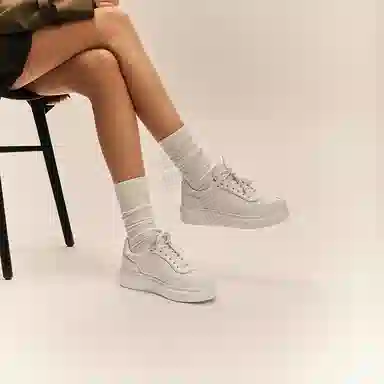 THOM WILLS trainer