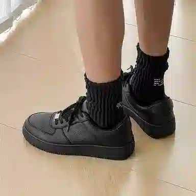 Nian Zou Suo Low Top Leather Sneakers Black