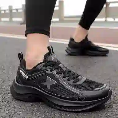 特步 轻悦 时尚百搭舒适减震耐磨回弹 低帮 休闲跑步鞋 男款 黑色