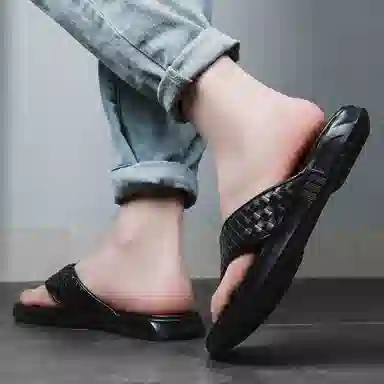 依米奴 轻奢大牌推荐 编织风 高颜值 潮流百搭 年轻气质 舒适柔软 细腻 职场会议 简约精致 高级感 橡胶底 防磨人字拖鞋 男款 黑色