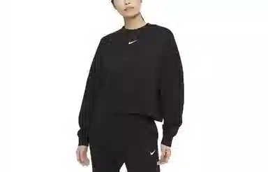 Nike Sportswear Collection Essentials Logo