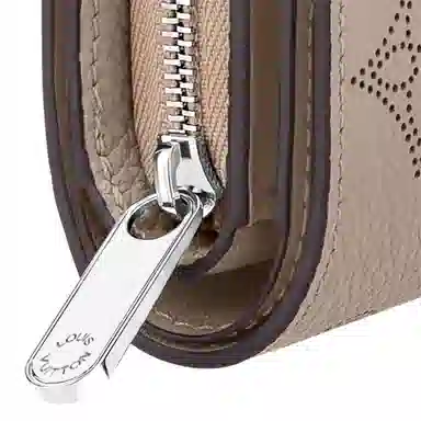 LOUIS VUITTON Cla Logo