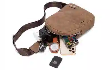 马莎兰缇 休闲复古日常通勤大容量多功能 防泼水面料 单肩斜挎胸包 男款 咖啡色