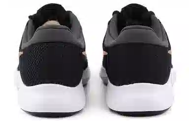 Nike REVOLUTION 4