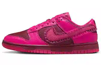 Nike Dunk Low "Valentine's Day"