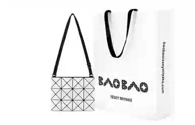 ISSEY MIYAKE Lucent White