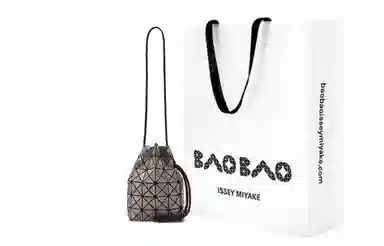 ISSEY MIYAKE Wring Gloss 237