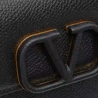 Valentino Vlogo Signature