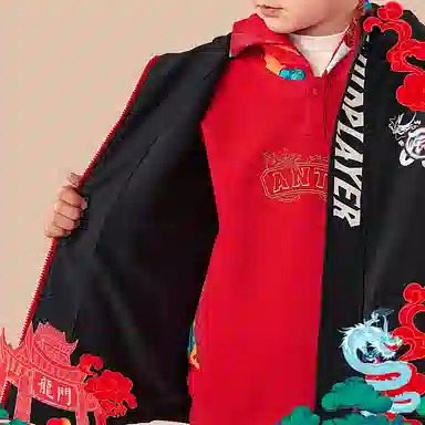 安踏儿童 新年款 初登龙门 拼色摇粒绒连帽运动保暖夹克 儿童款 梦幻黑