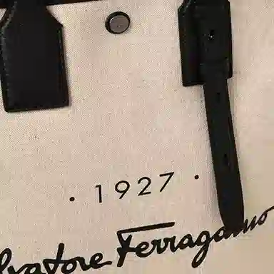 FERRAGAMO Logo