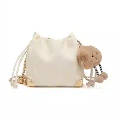 稻草人 甜酷少女小众设计 国风绸缎丝滑质感  聚氨酯革 腋下包 磁扣开合水桶包  链条云朵包单肩包斜挎包 常规 女款 多色