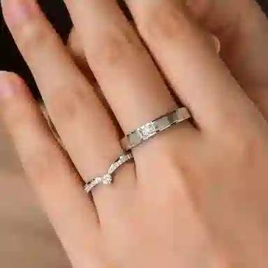925