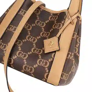 梦特娇 小众时尚通勤复古老花 合成革 单肩斜挎包 中号 女款 曜石黑/月石灰/椰奶白/果壳棕/琥珀色