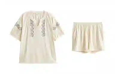 歌倩雅 简约凉感时尚复古刺绣亲肤短袖休闲可外穿三分裤夏季睡衣套装 女款 杏色