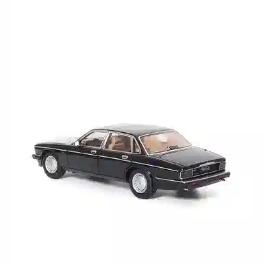 Almost Real 118 Jaguar XJ6 XJ40 21cm