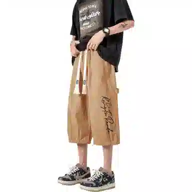 功夫熊猫 美式复古未来主义风手绘卡通动漫字母印花轻薄舒适透气凉感织带抽绳侧边排扣设计时尚宽松阔腿七分休闲短裤 男女同款