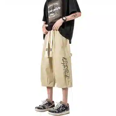 功夫熊猫 美式复古未来主义风手绘卡通动漫字母印花轻薄舒适透气凉感织带抽绳侧边排扣设计时尚宽松阔腿七分休闲短裤 男女同款